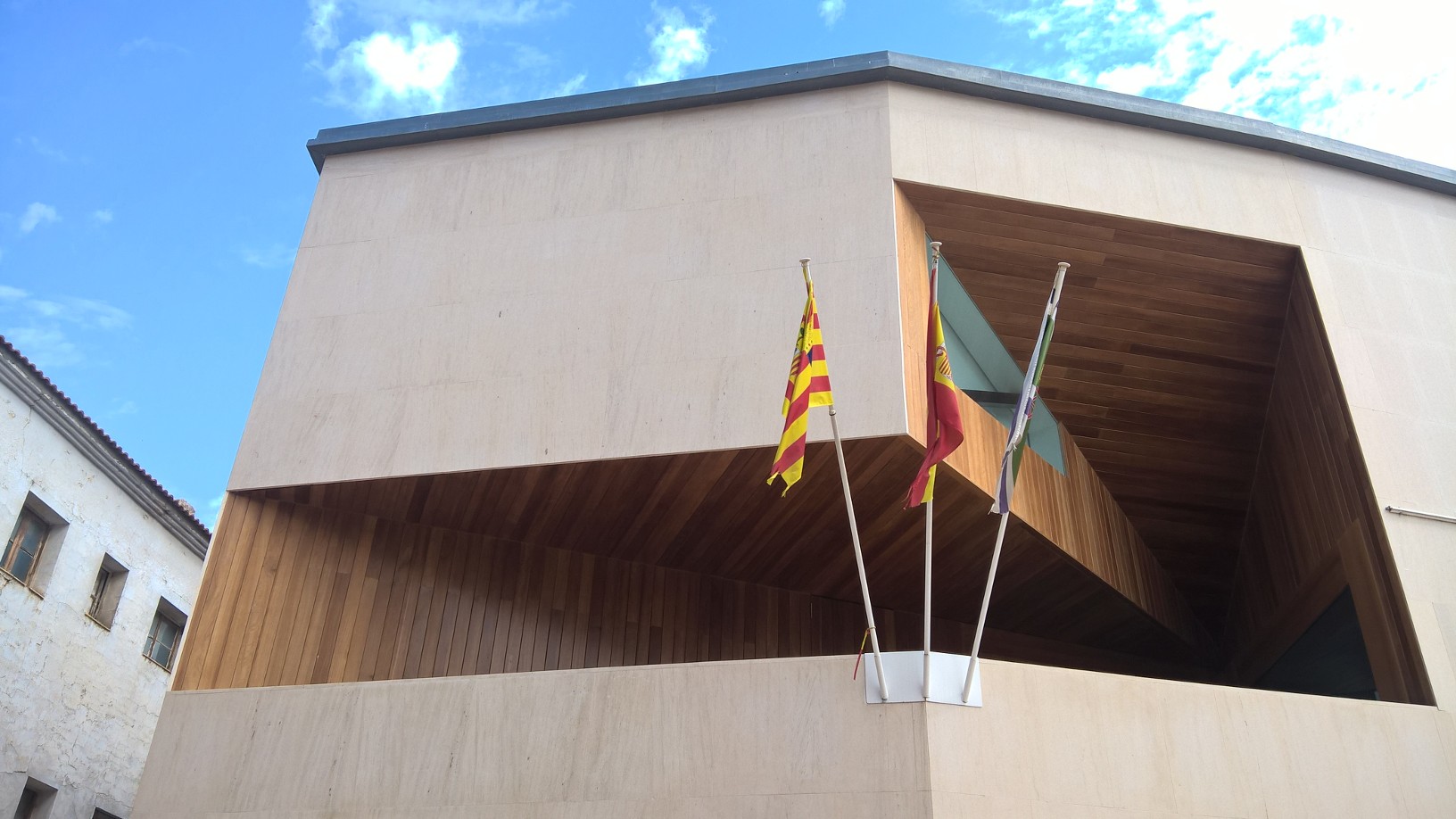 El Ayuntamiento, nuevo emblema de Escatrón.